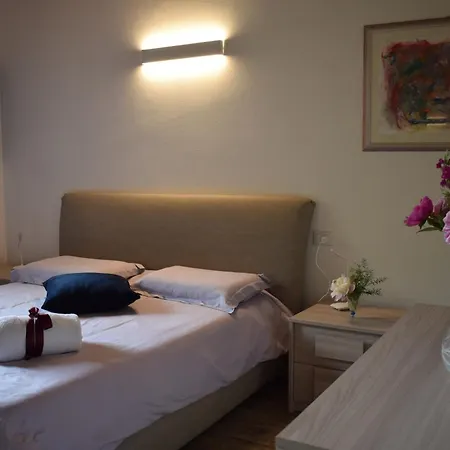 A Casa Di Jolanda, Indipendent House Near Historic Venice Center With Private Parking And Wide And Fenced Garden *